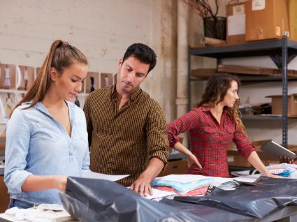 supervisor a avaliar trabalho de duas jovens