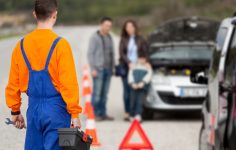 técnico da assistência em viagem a prestar serviço a uma família