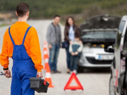 técnico da assistência em viagem a prestar serviço a uma família