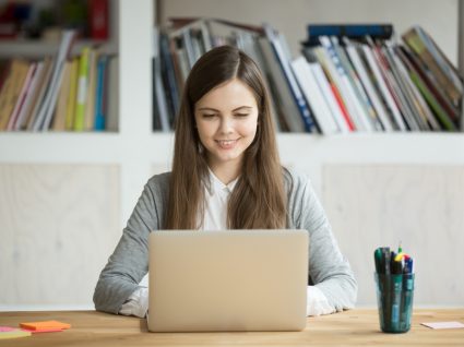 jovem a escolher estágio no computador