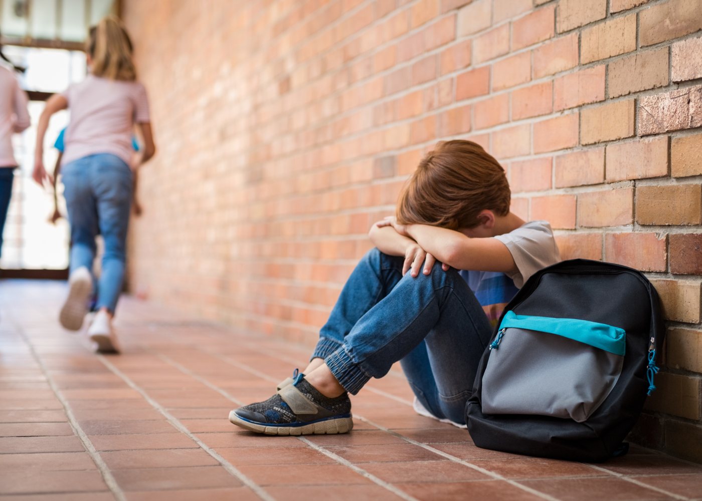 criança a chorar na escola por sofrer de bullying