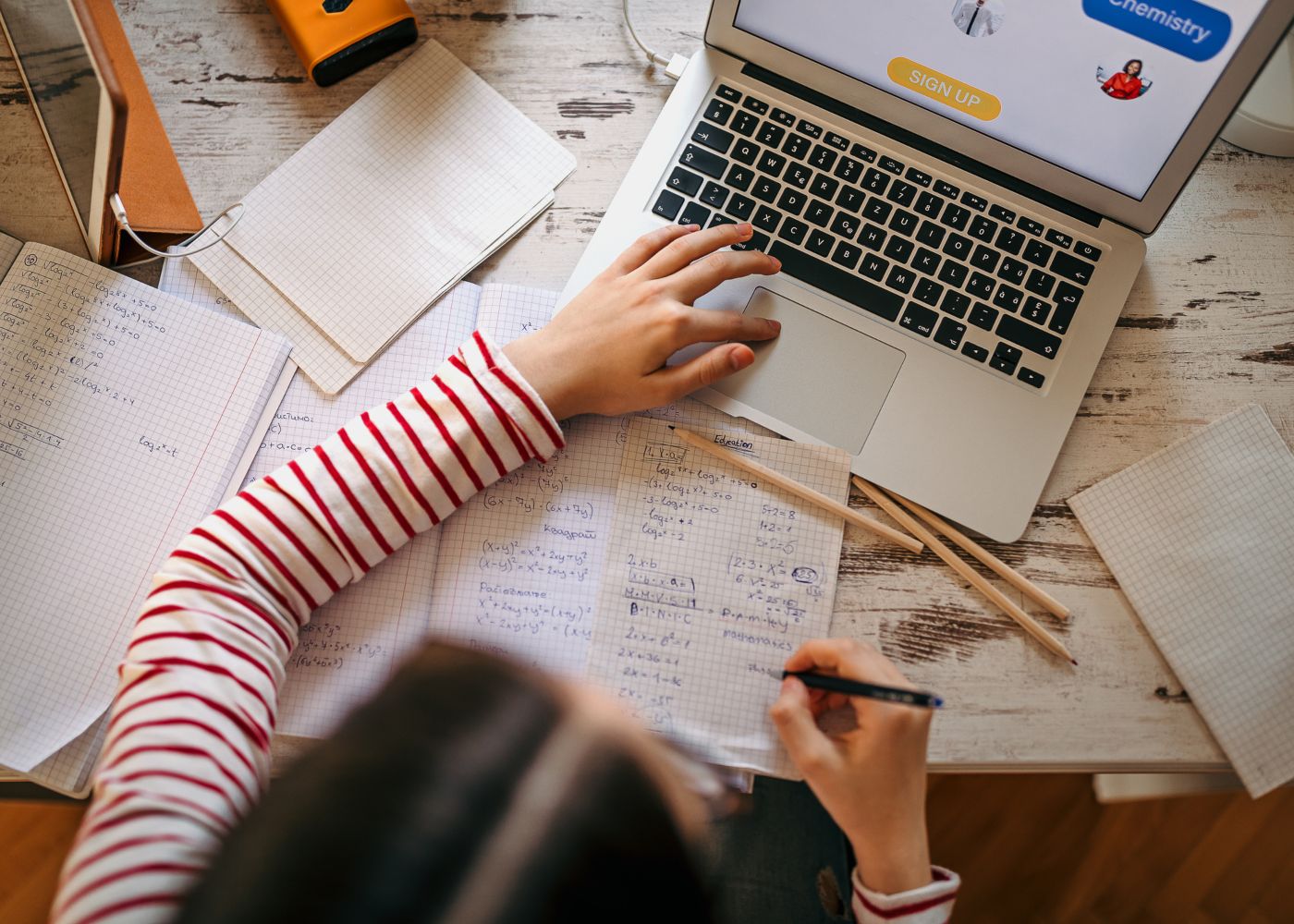 jovem a estudar e a usufruir do direito à educação