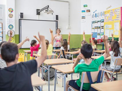 professora na sala com alunos a explicar direitos e deveres dos alunos