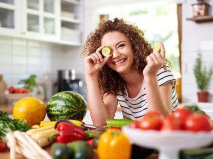 Mulher a usar ingredientes de beleza escondidos na despensa