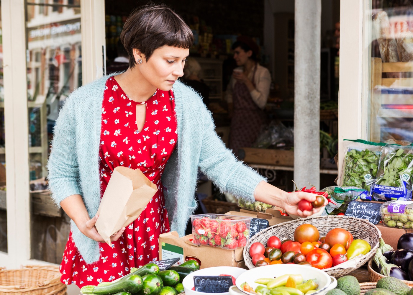 mulher no mercado a comprar a granel