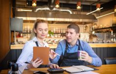 jovem com idade mínima pata trabalhar empregada num café