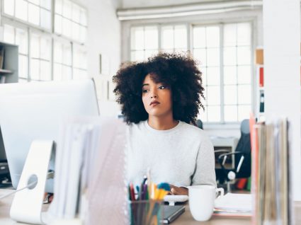 jovem com conflito no trabalho com ar deprimido no escritório