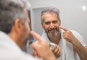 Aplicar cremes de rosto para homem