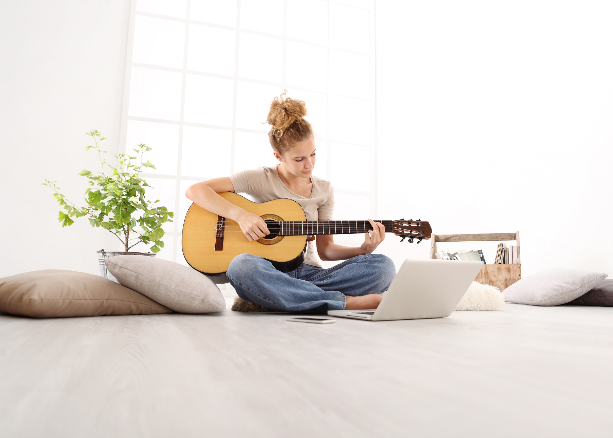 Ноты на гитаре. Слушать песню уставшая гитара. Гитара устала играть. «девушка с гитарой», роль милляр. Человек гитара диван.