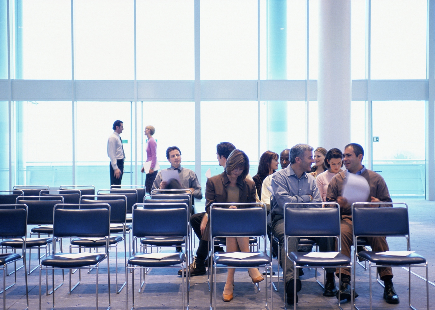 pessoas sentadas na sala de espera para formação