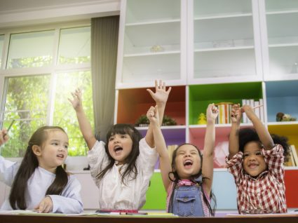 crianças divertidas na escola