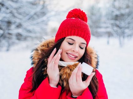 Mulher a aplicar hidratantes para o inverno