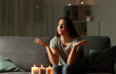 mulher em casa sem eletricidade à luz das velas