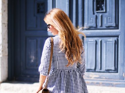 Mulher com vestido de quadrados vichy