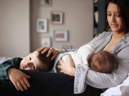 mãe a usufruir do direito a amamentação após licença de maternidade