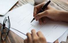 pessoa a assinar contrato para oficializar a passagem a efetivo
