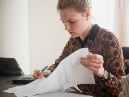 jovem a ler contrato antes de assinar