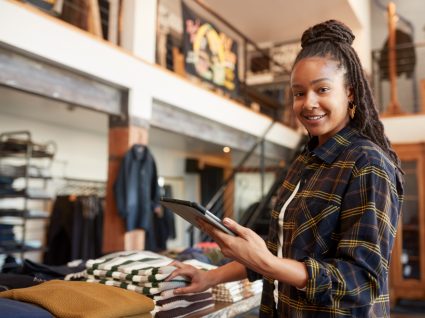 jovens a trabalhar numa loja de roupa, um dos melhores empregos de verão para jovens