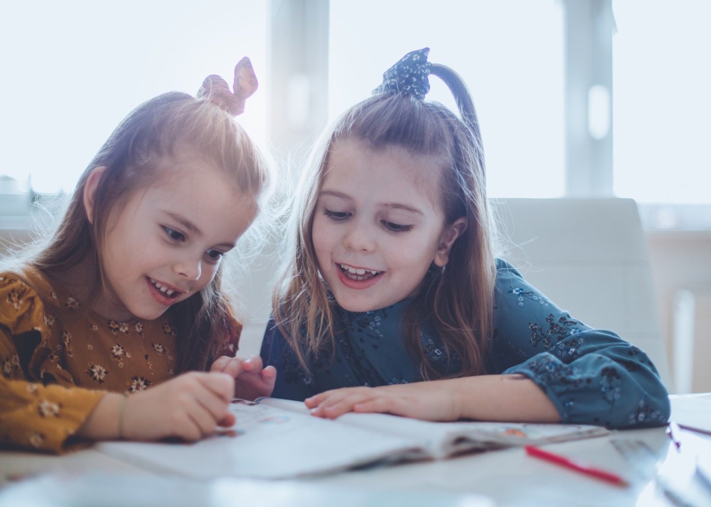 duas crianças a fazer os trabalhos de casa