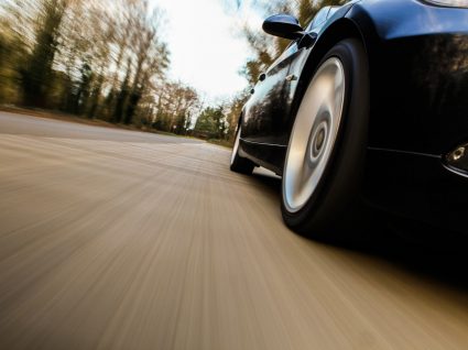 carro a andar a alta velocidade