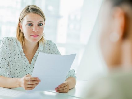 responsável de empresas de recrutamento a falar com candidato