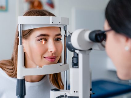 Mulher em consultar para despistar o glaucoma