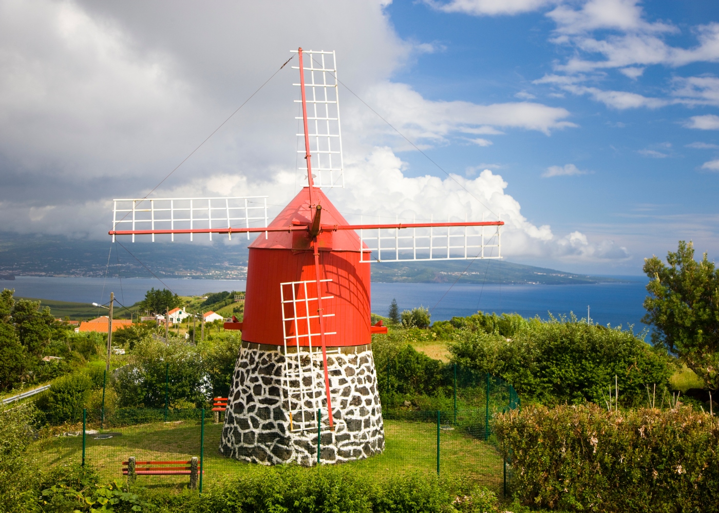 moinhos com cúpula vermelha Açores