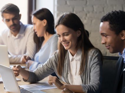 estagiária a ver trabalho com orientador no computador