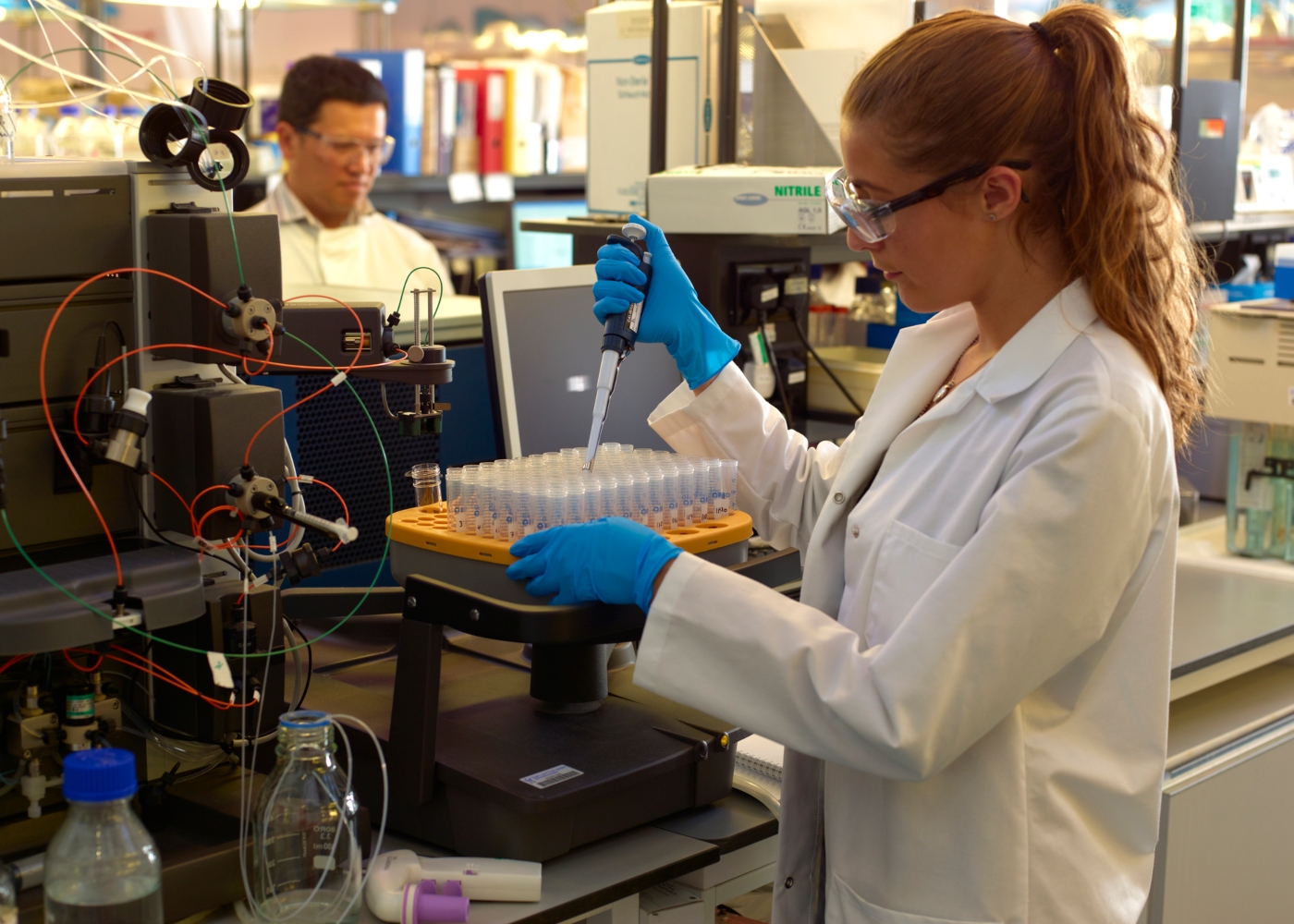 engenheira estagiária no laboratório