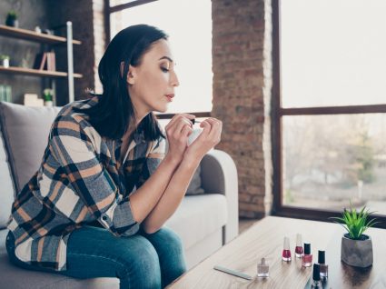 Mulher a fazer manicure perfeita em 10 minutos