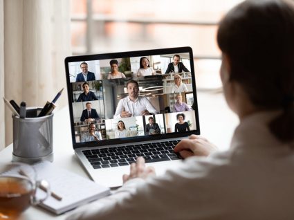 mulher em teletrabalho para a empresa sitel