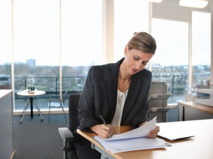 mulher a assinar um contrato de trabalho a termo resolutivo