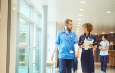 enfermeiros a caminhar no hospital