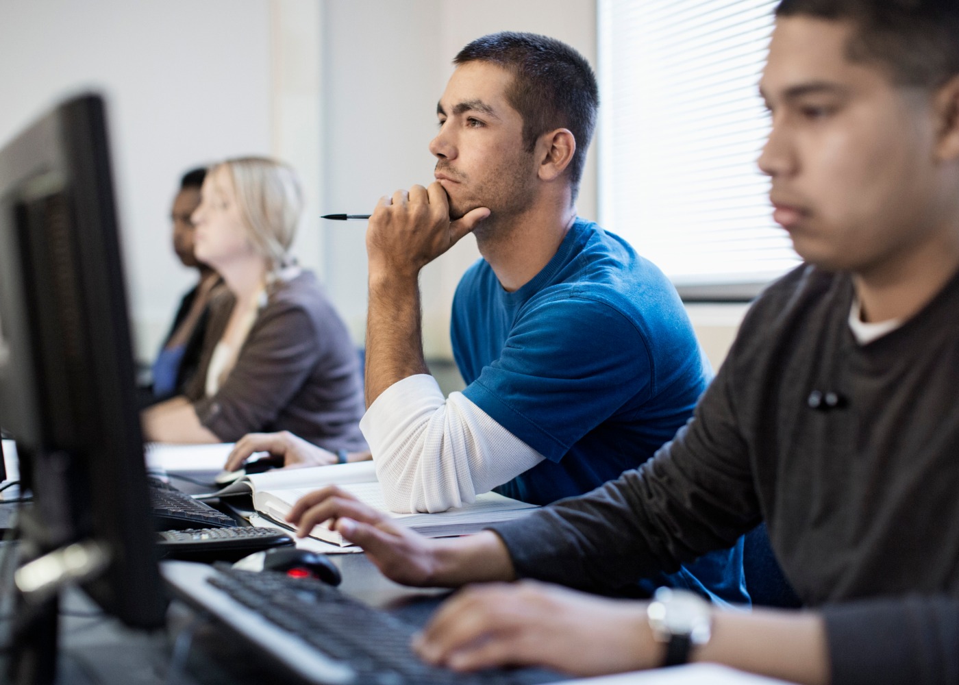 adultos em formação com computadores