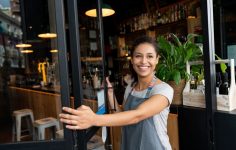 empregada de café no regime de trabalho por turnos