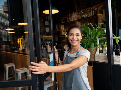 empregada de café no regime de trabalho por turnos