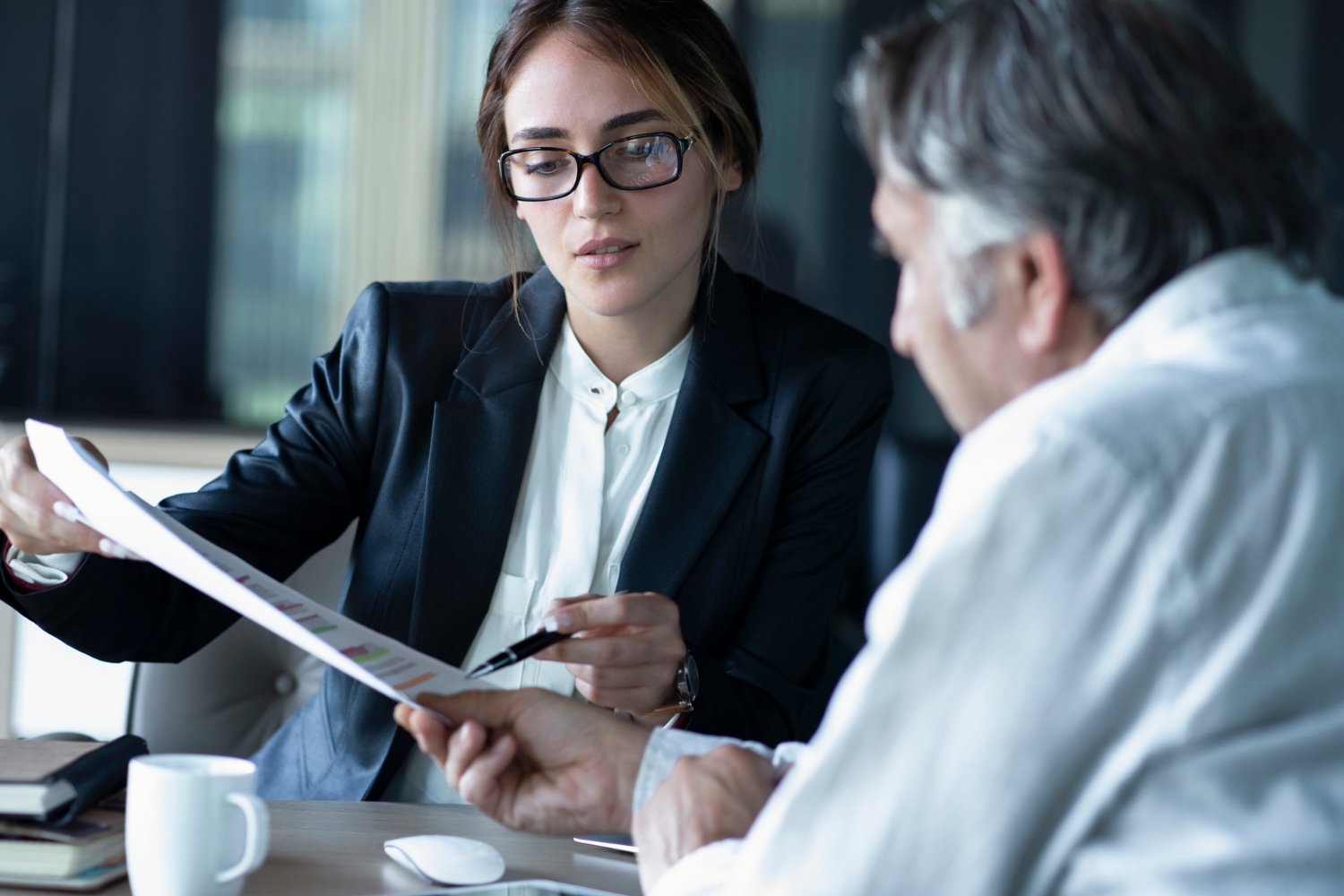 duas pessoas a analisar acordo coletivo de trabalho