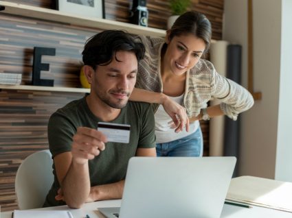 homem e mulher com cartão de crédito