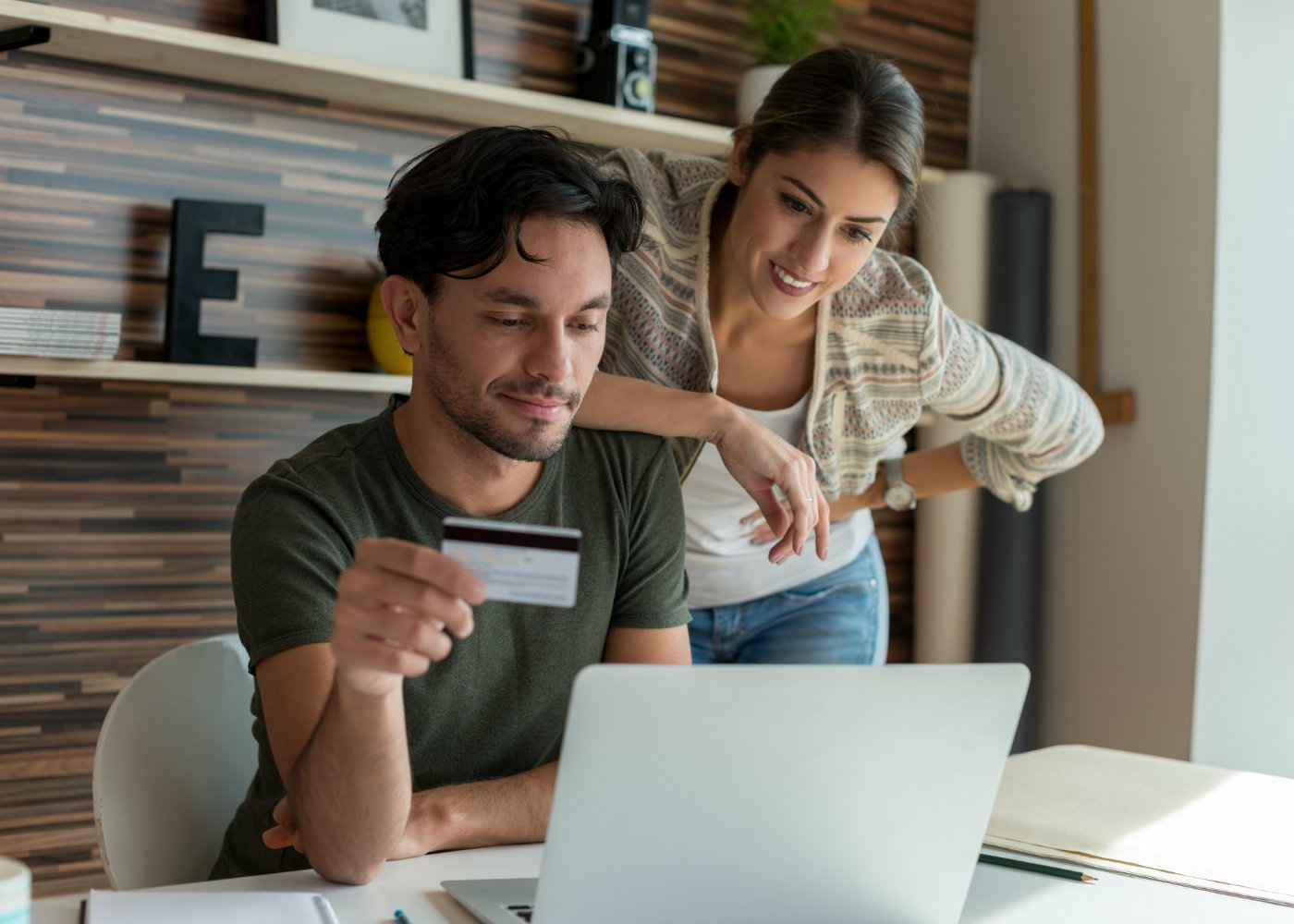homem e mulher com cartão de crédito
