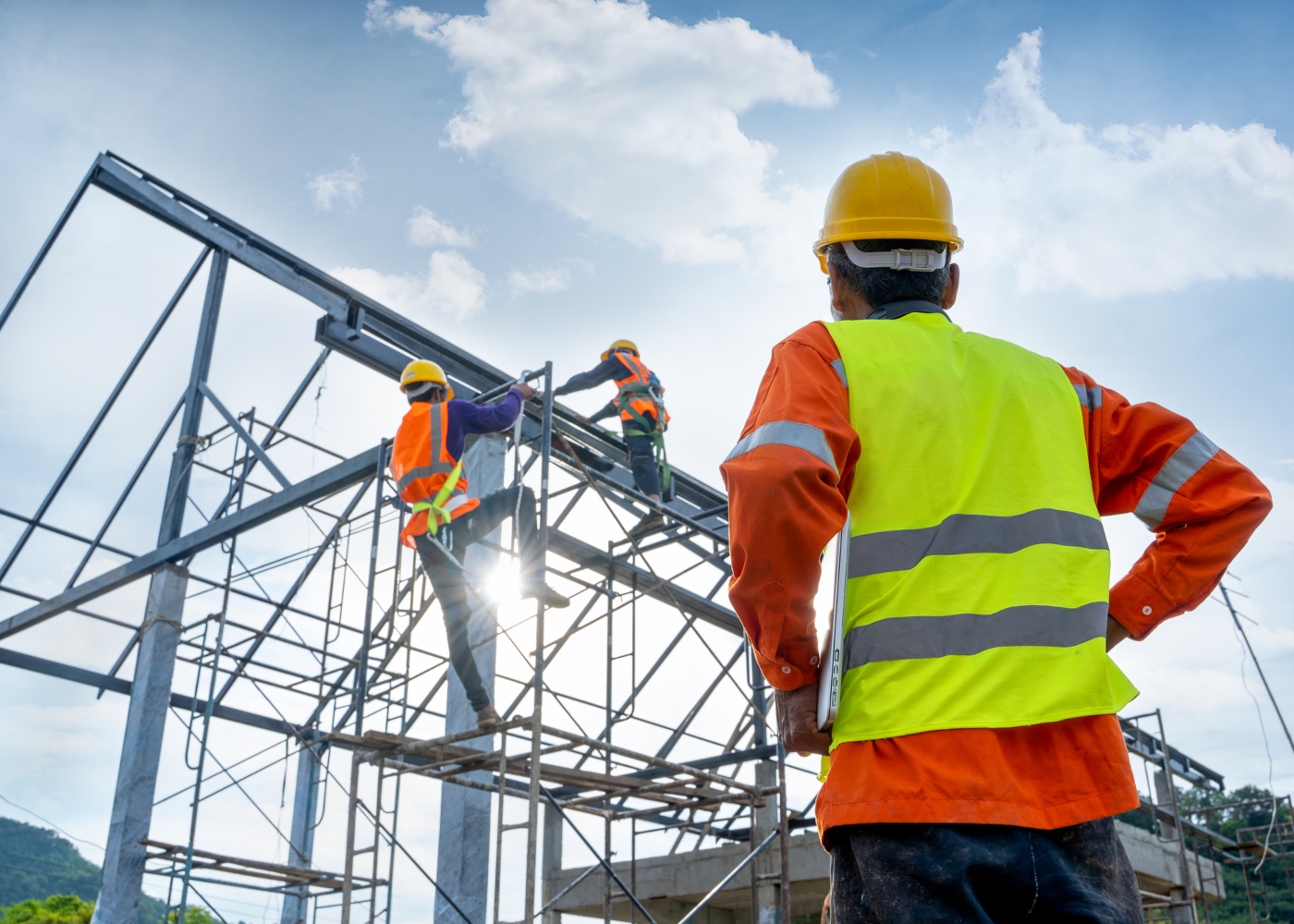 trabalhadores da construção civil numa obra
