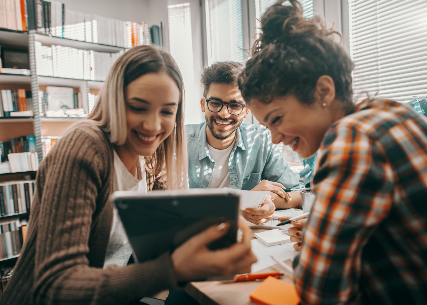 três estudantes a analisar opções de cursos