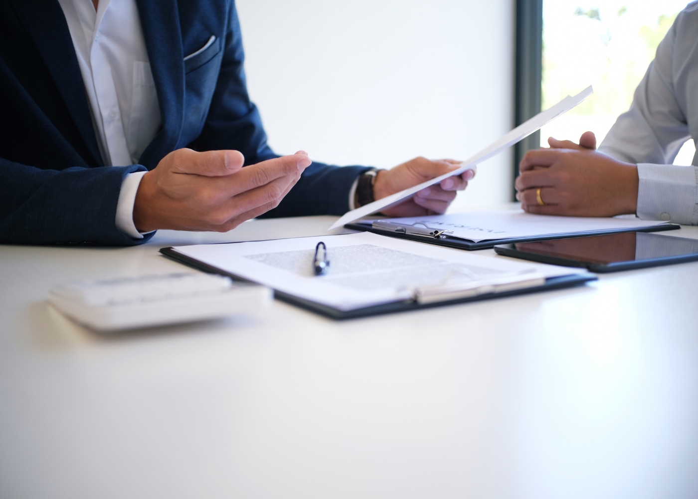 pessoas a rever o regulamento interno da empresa