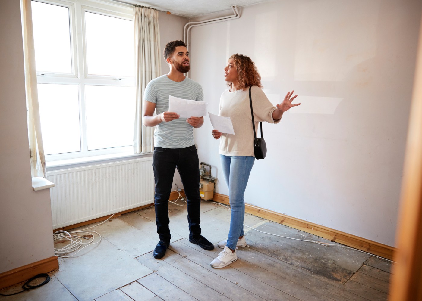 casal a conversar sobre a casa que estão a visitar