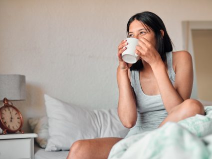 Mulher a beber café em jejum