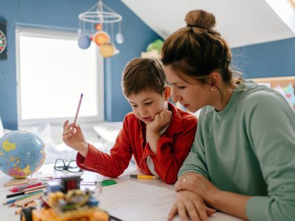 como ensinar o seu filho a estudar sozinho