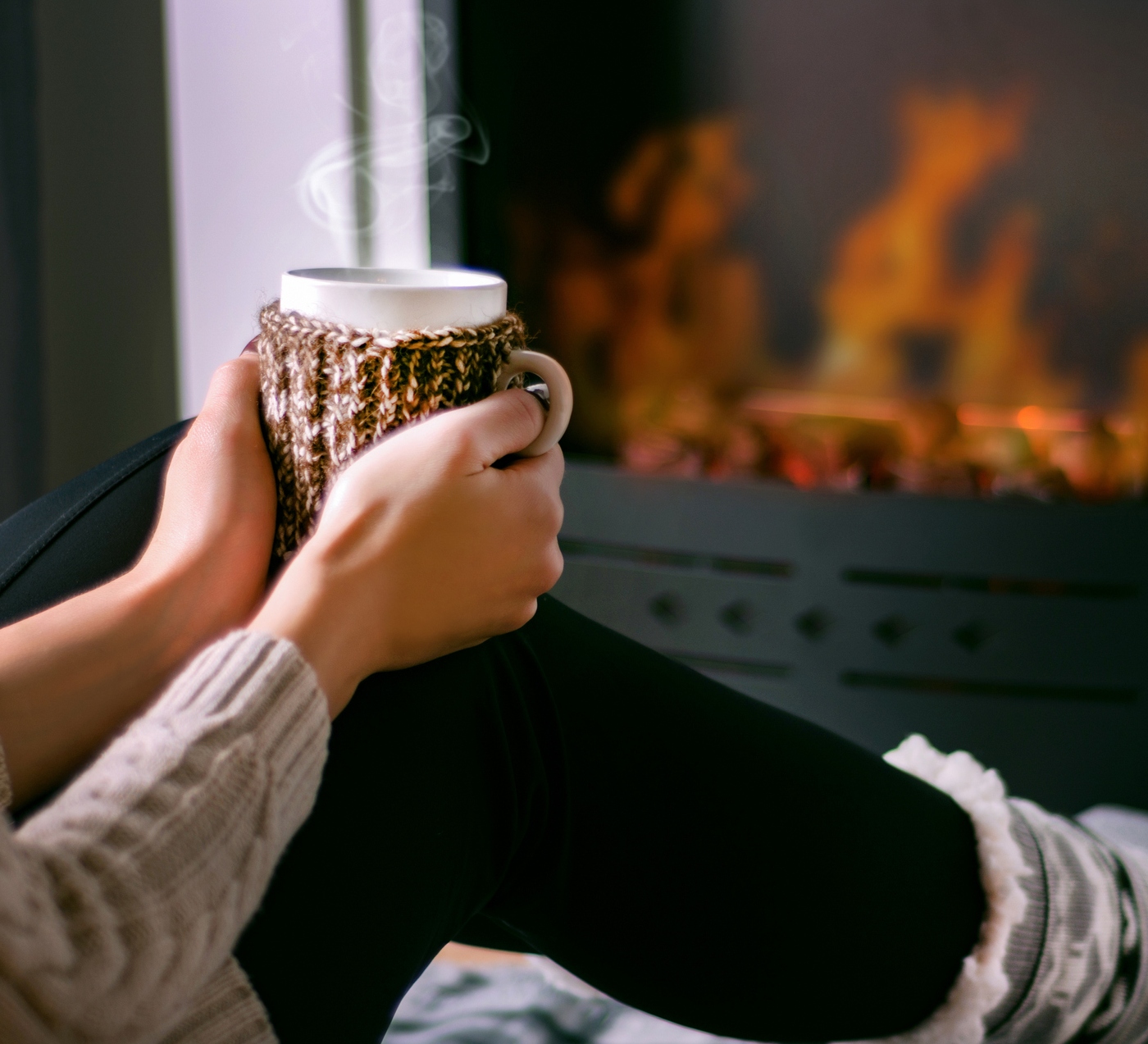 mulher bebe chá no inverno