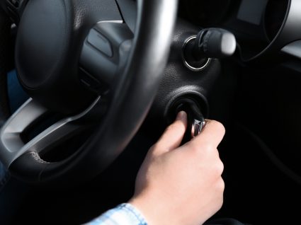 condutor com problemas no motor de arranque a tentar ligar carro com chave