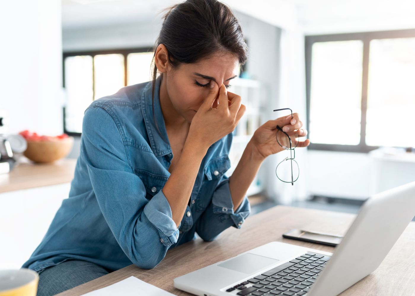 mulher a sentir stress no trabalho