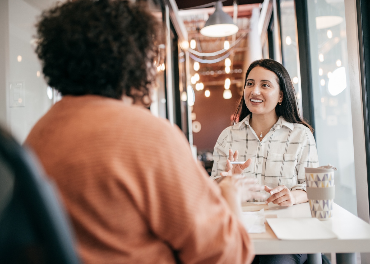 jovem em entrevista de emprego