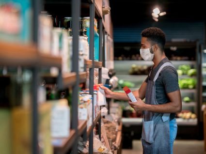 jovem com trabalho temporário num supermercado